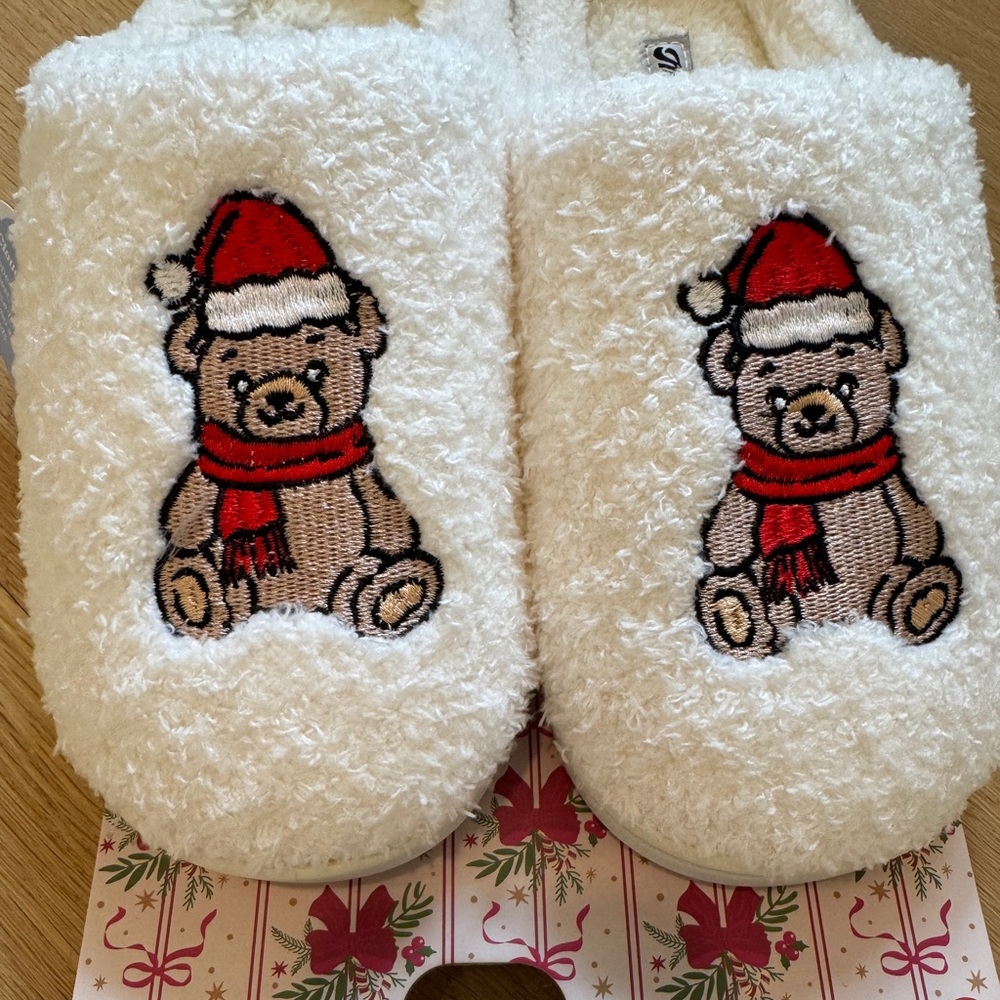 NWT Moon Cake Ladies Christmas Teddy Bear Slippers Size Large US Size 9/10 🧸$35